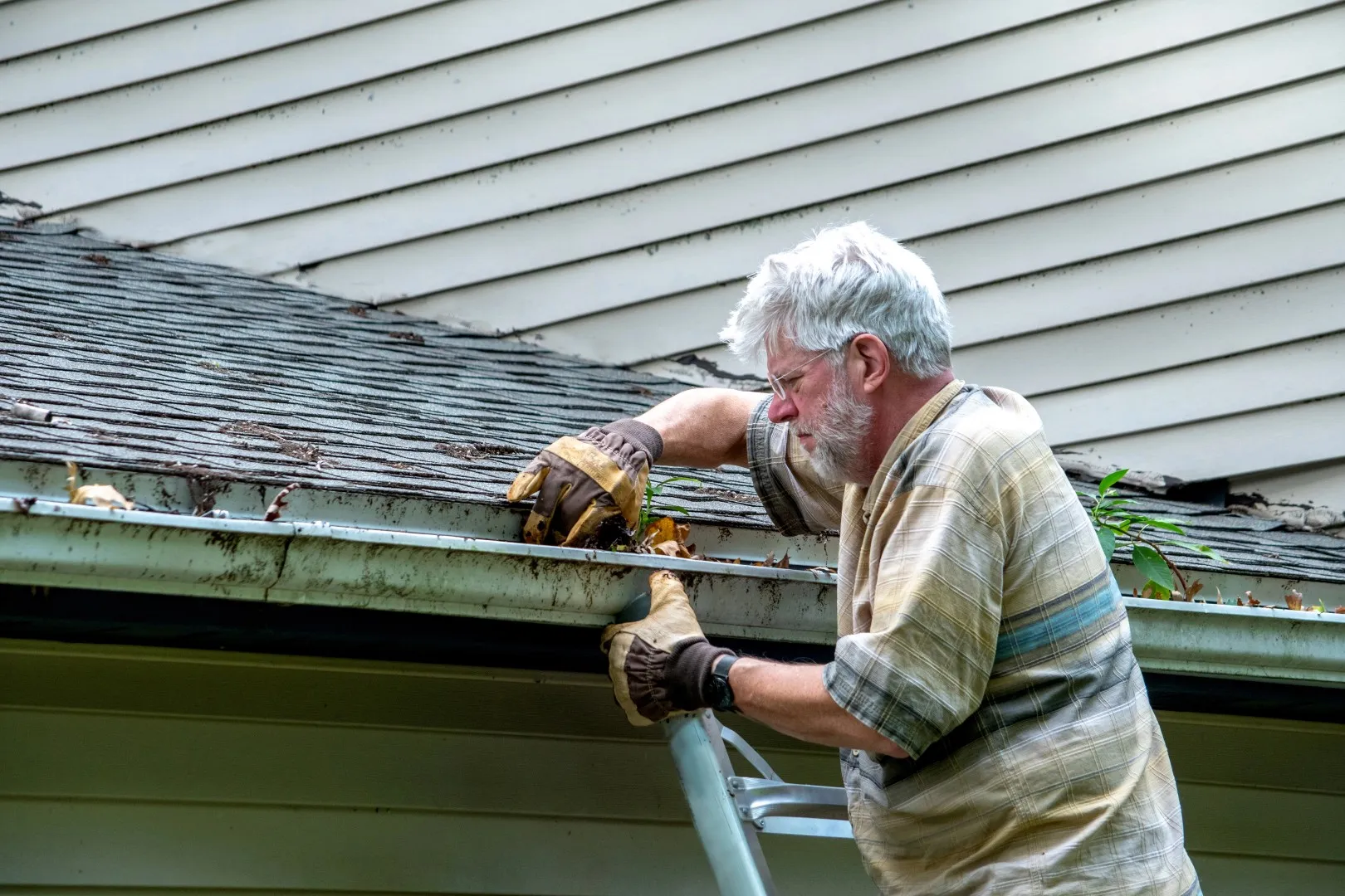 Cleaning gutters
