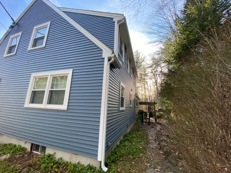 Seamless gutter on house